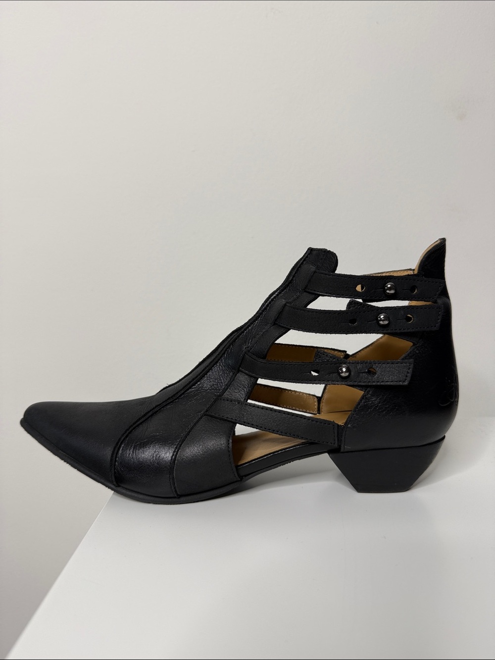 John Fluevog Bekke Black Leather Studded Cutout Ankle Boots 6.5 - Picture 3 of 13